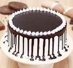 choco dripping snowy cake