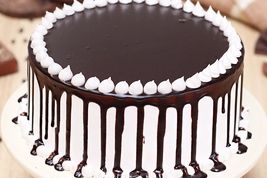 choco dripping snowy cake