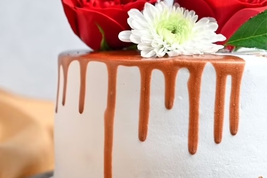 Round Drooling Vanilla Rose Cake